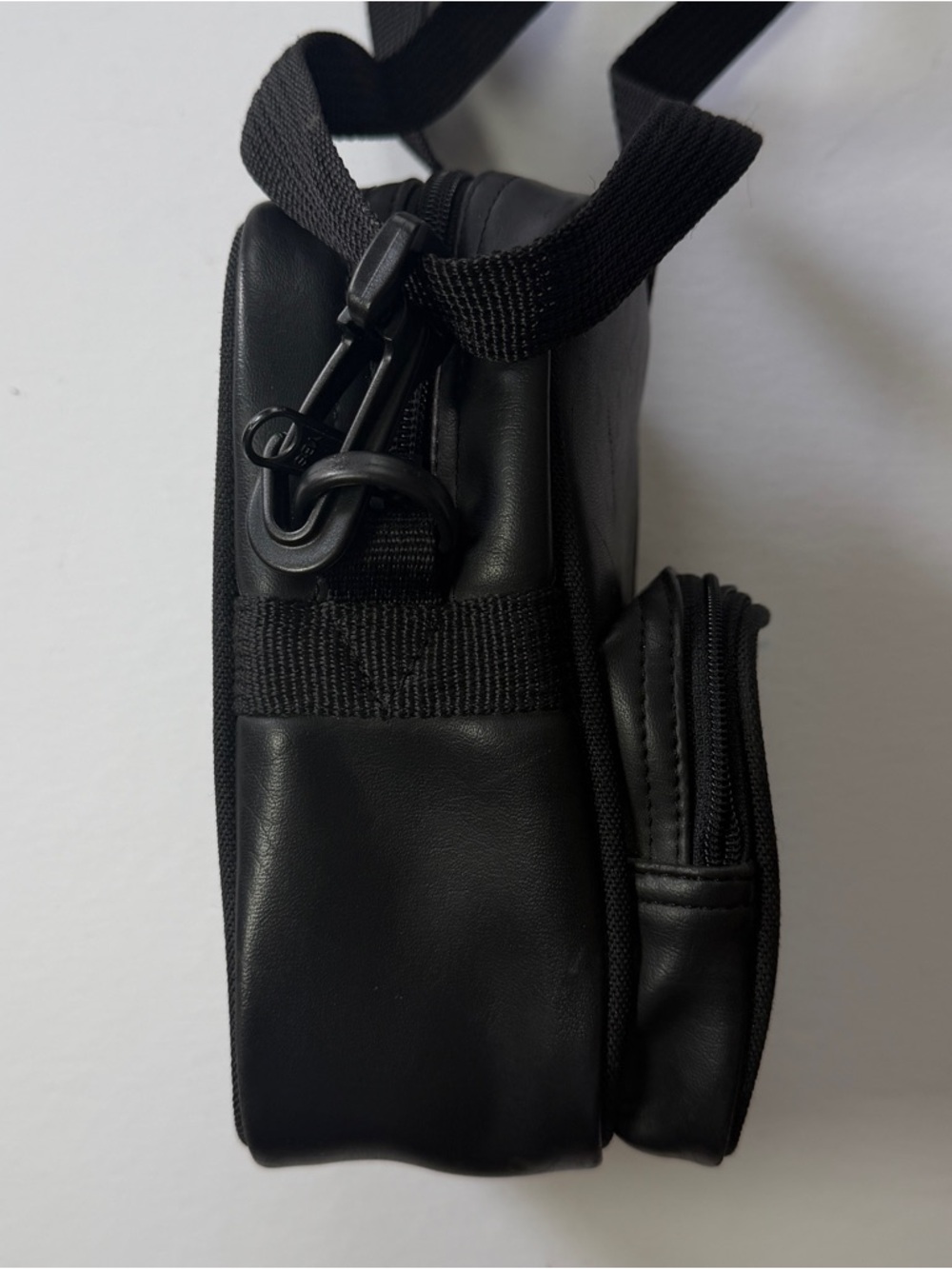 Nikon Black Small Crossbody Camera Pouch - Picture 3 of 7